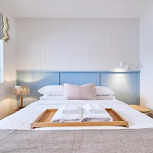 The Blue Water, Dreamtime Motel